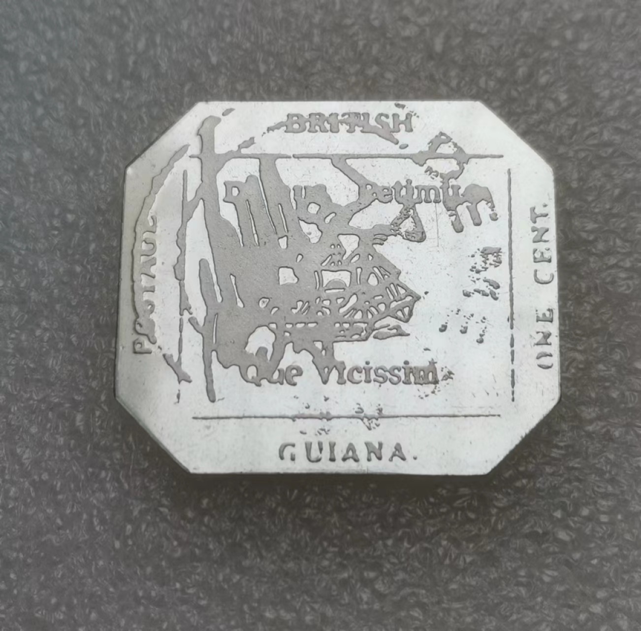 瓶子🏺第68场拍卖会 乌拉圭1856年珍稀八角邮票（后铸银质）35×30毫米17克