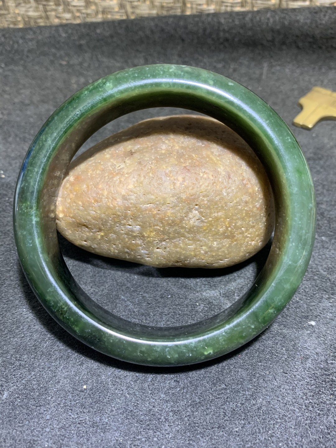 天然和田玉老矿料碧玉手镯一只！