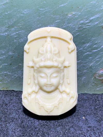 精美高玉化金膏玉雕刻观音菩萨护身牌一个， - 精美高玉化金膏玉雕刻观音菩萨护身牌一个，