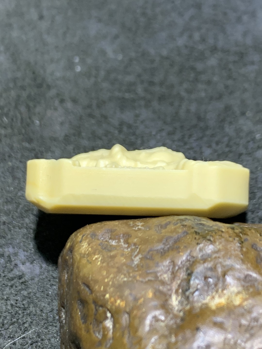 精美高玉化金膏玉雕刻观音菩萨护身牌一个，