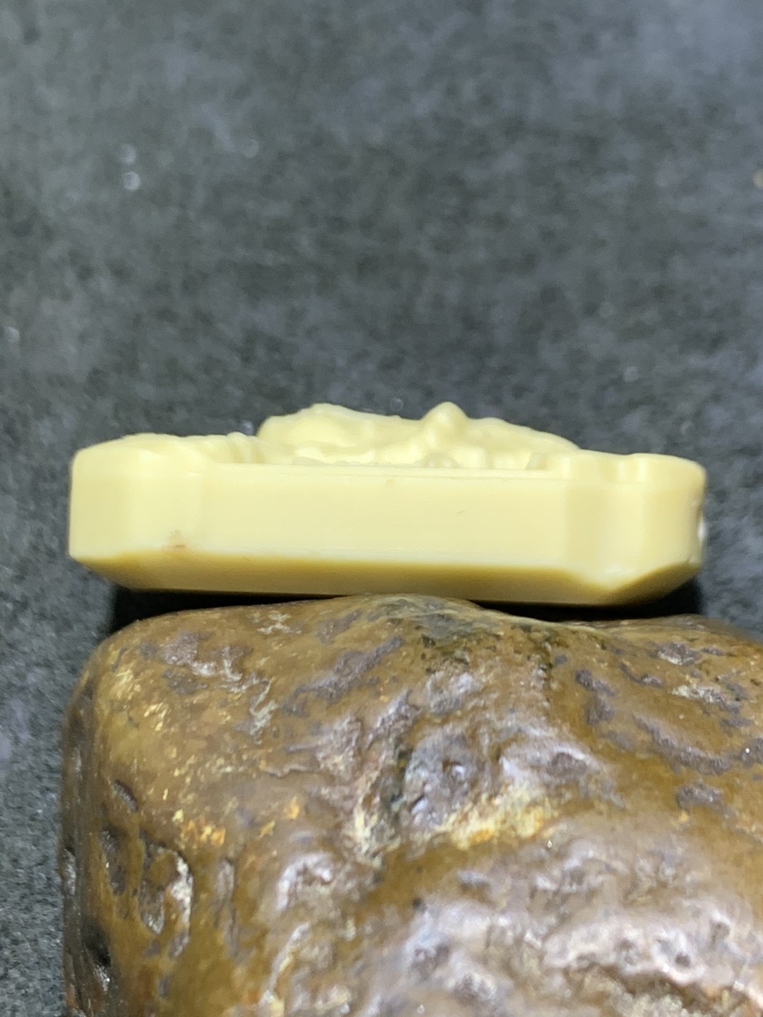 精美高玉化金膏玉雕刻观音菩萨护身牌一个，