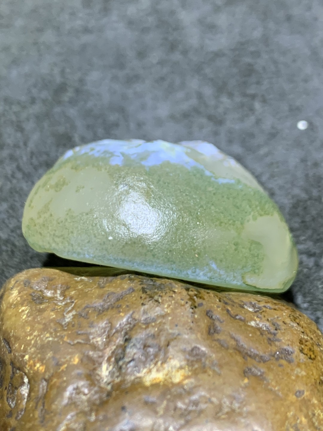 天然戈壁阿拉善玛瑙原石吊坠一个