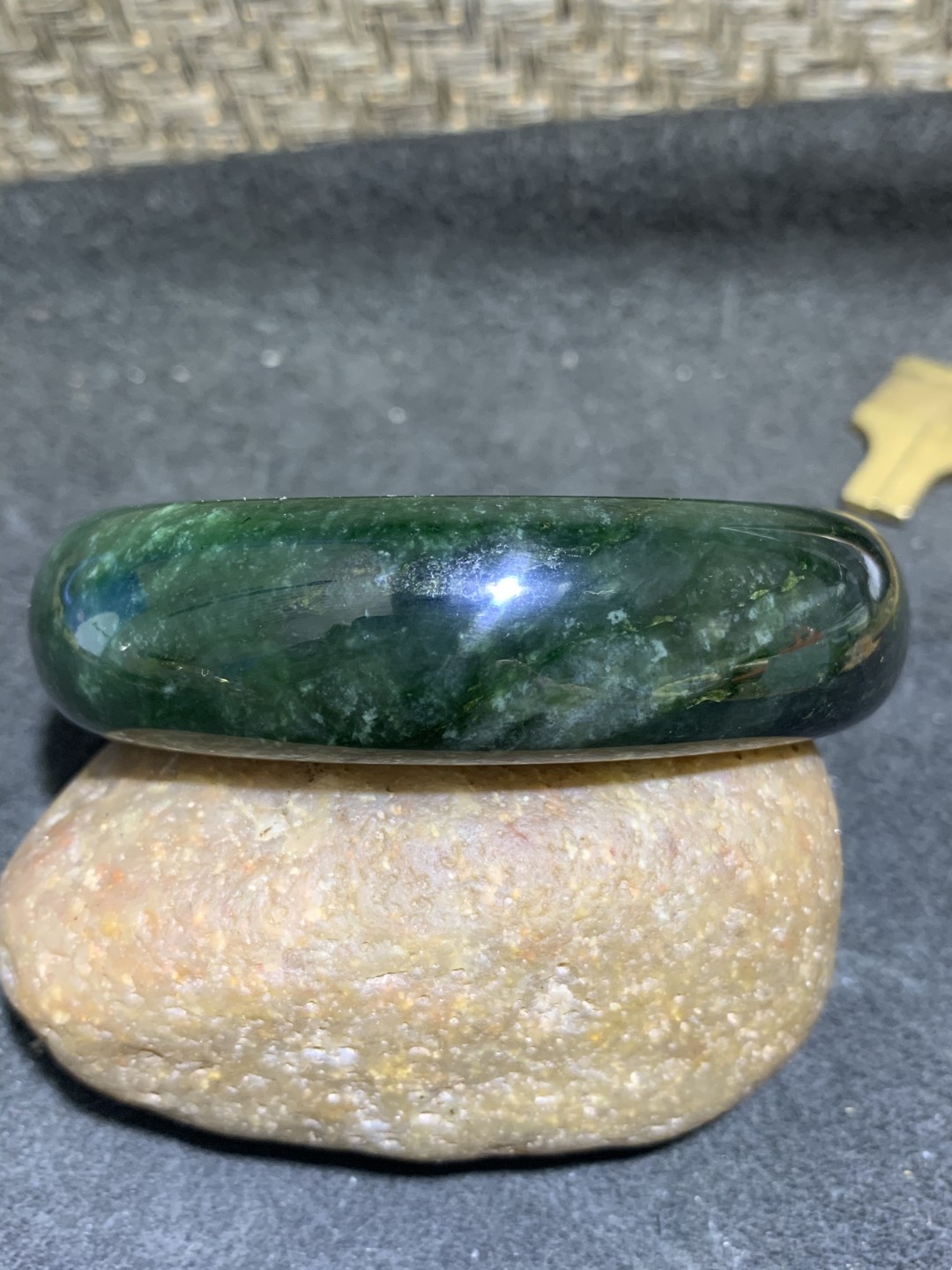 天然和田玉老矿料碧玉手镯一只！