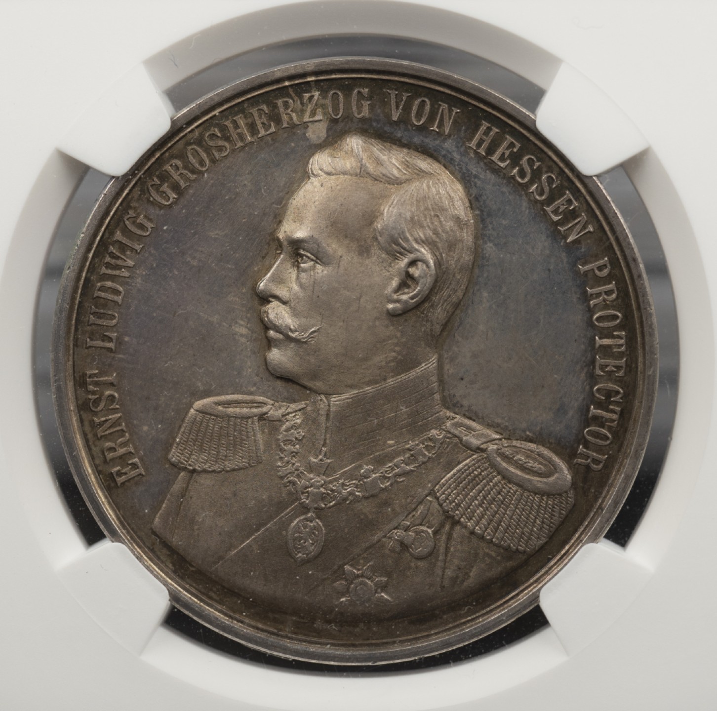 万国钱币拍卖第002期（全场免佣金） 1899年德国黑森-达姆施塔特-吉森第17届射击节五彩景观大银章，40mm 28g，少见品种，低评显而易见
