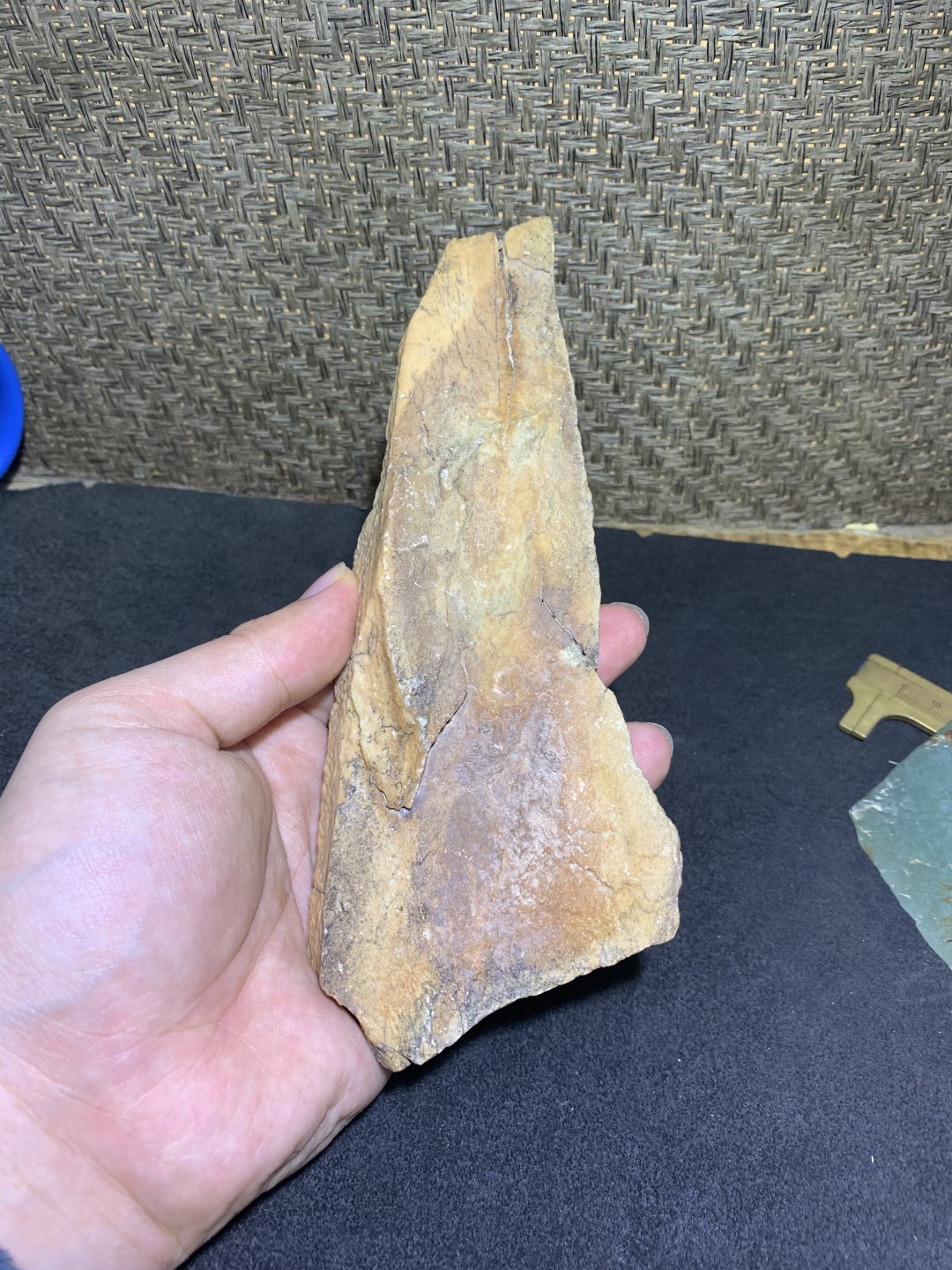 精美新疆龟裂纹泥石原石把件（镇纸，摆件） 一块