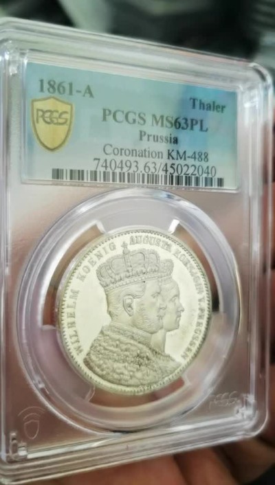 万国钱币拍卖第002期（全场免佣金） 1861年德国普鲁士威廉一世加冕登基纪念毛衣泰勒，PL的入盒量是个位数， 这个镜面感极强，闲鱼同分状态稍欠成交价接近5K，普通品种的极致状态，亚军分
