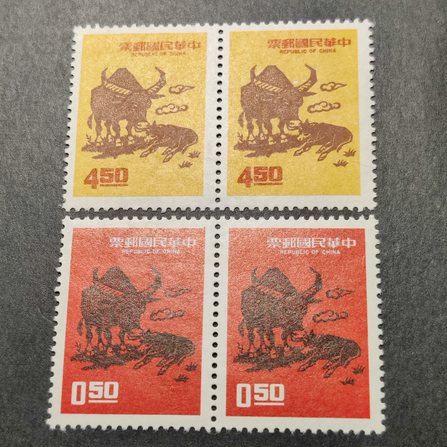 洪涛臻品批发群  精选邮票限时拍卖第一百零五期 生肖牛年 双联！ 1972年 新票全套 牛角上有轻微的出厂露白 面艳背白票挺 原胶润亮全品！