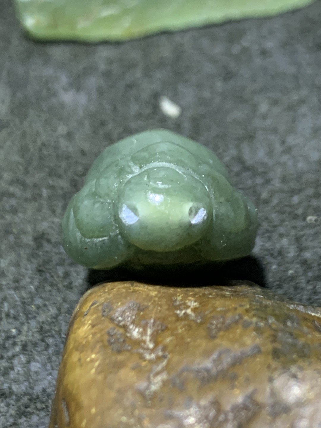 天然新疆和田青玉雕刻佛头吊坠一个