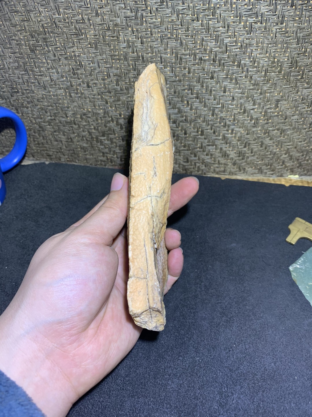 精美新疆龟裂纹泥石原石把件（镇纸，摆件） 一块