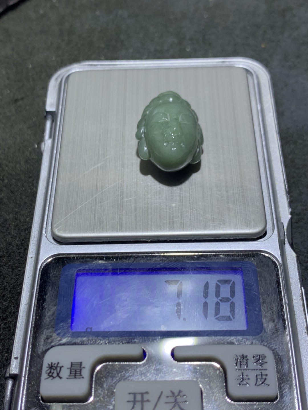 天然新疆和田青玉雕刻佛头吊坠一个