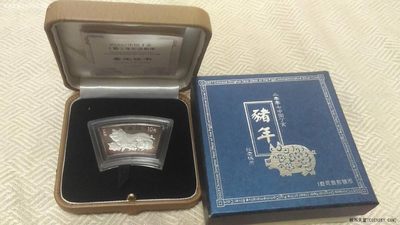 中国2007年生肖猪年扇形1盎司纪念银币(原盒 扇形猪) 实物图 UNC - 中国2007年生肖猪年扇形1盎司纪念银币(原盒 扇形猪) 实物图 UNC