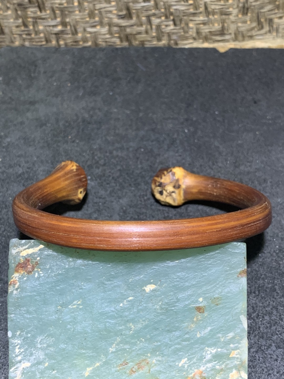 精品无节金刚藤手镯一条，