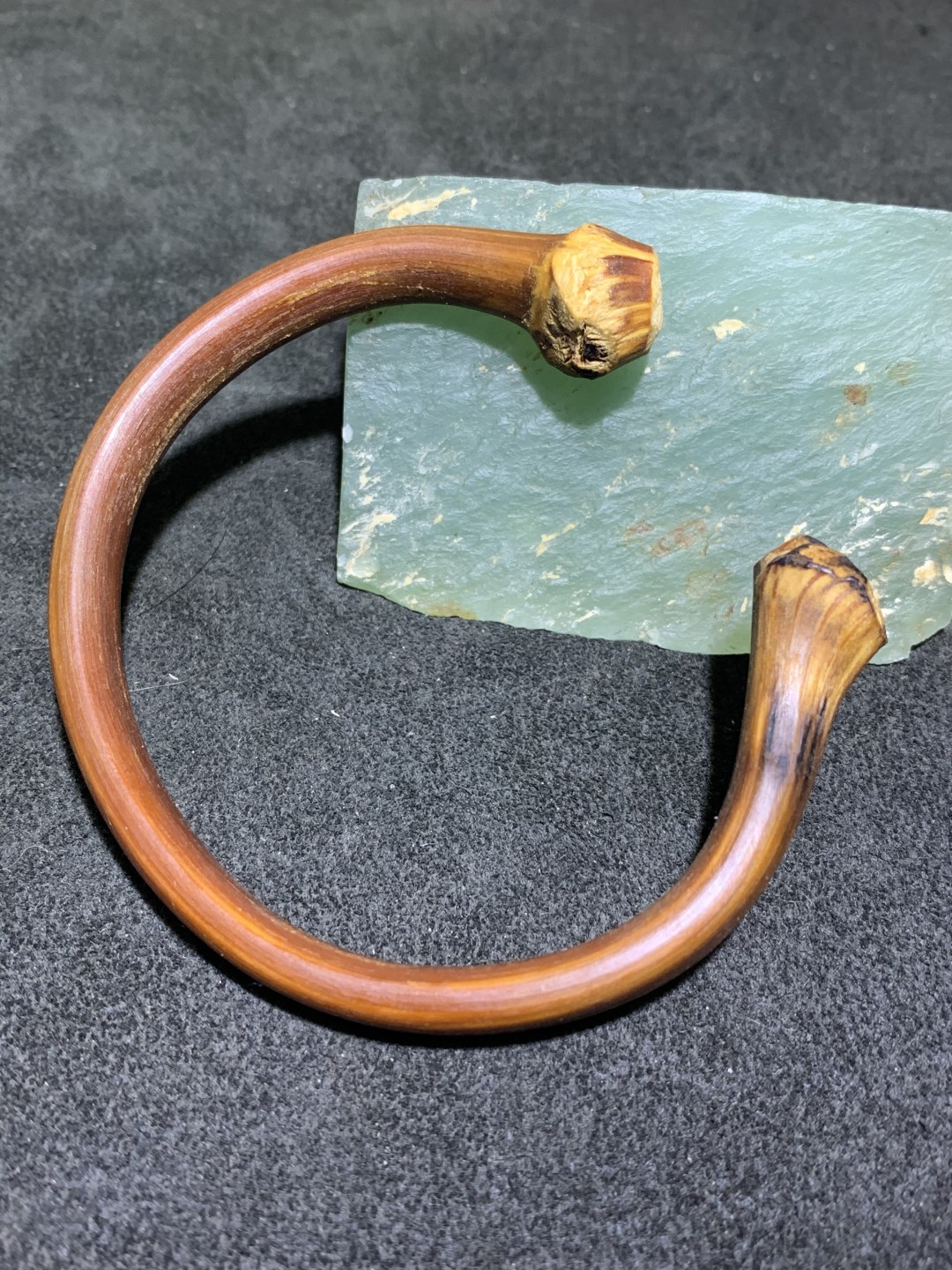 精品无节金刚藤手镯一条，