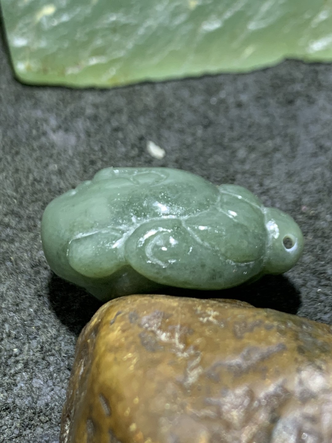 天然新疆和田青玉雕刻佛头吊坠一个