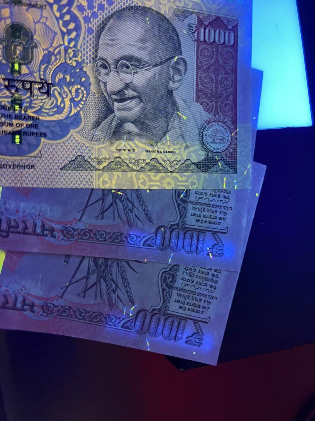 《外钞收藏家》第二百二十三期 印度1000卢比 三张一起 全新UNC 字冠出的荧光判断时本事自带的