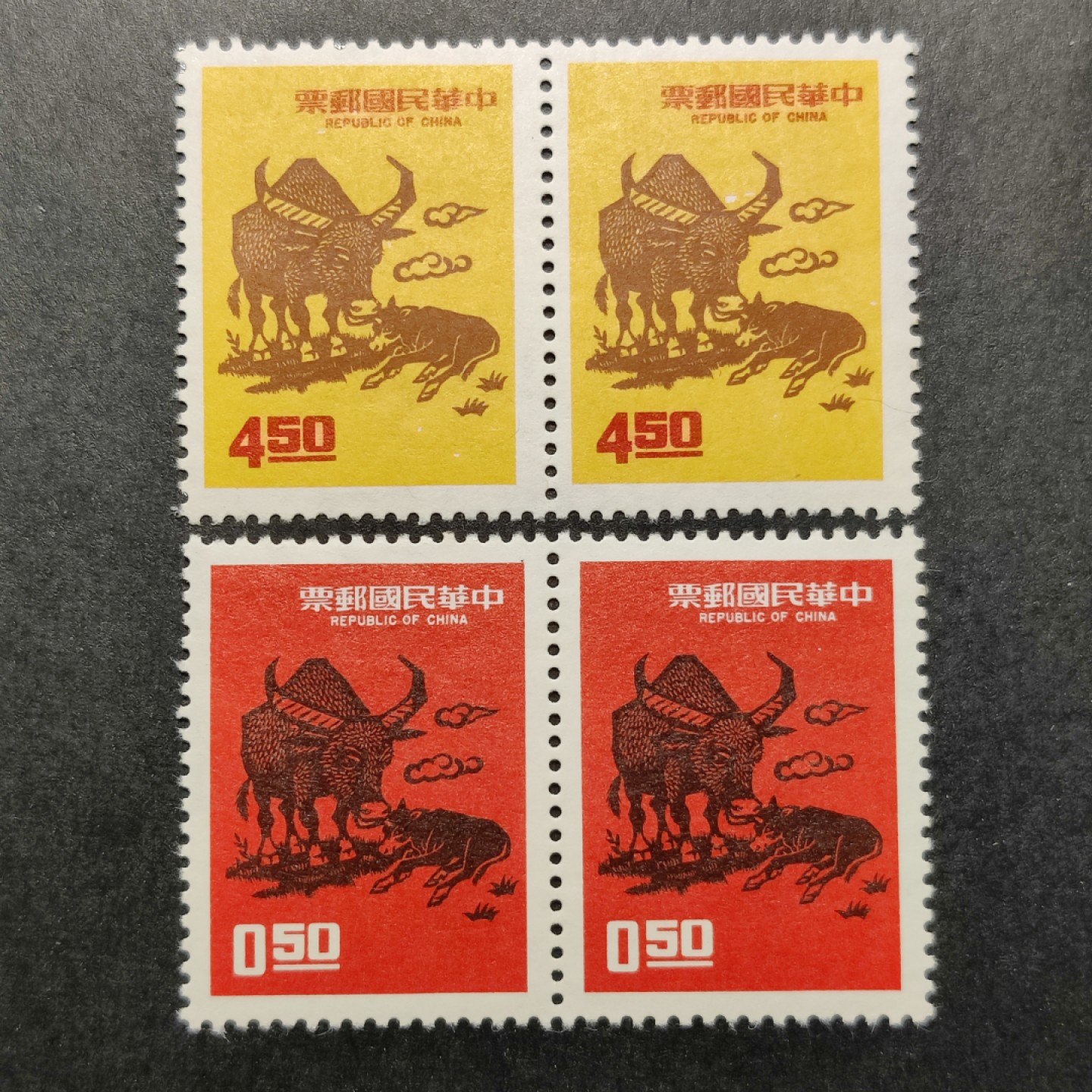 洪涛臻品批发群  精选邮票限时拍卖第一百零五期 生肖牛年 双联！ 1972年 新票全套 牛角上有轻微的出厂露白 面艳背白票挺 原胶润亮全品！