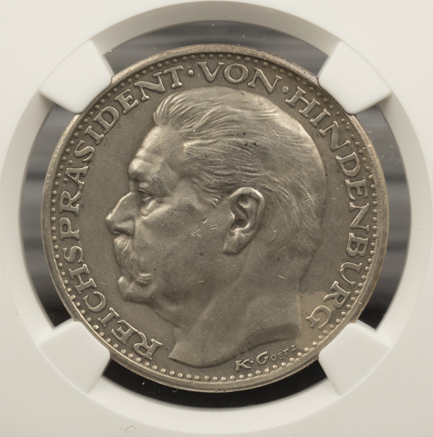 万国钱币拍卖第002期（全场免佣金） 1934年德国卡尔哥茨设计兴登堡下葬东线坦能堡纪念银章，坦能堡兴登堡陵园在1945年苏联红军攻入前被OT部队炸毁，总统棺椁也被运送回柏林，只剩下章牌可以缅怀。