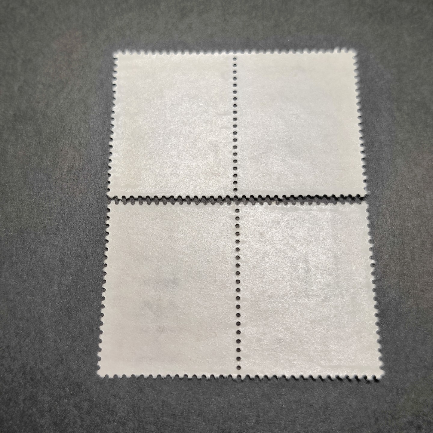 洪涛臻品批发群  精选邮票限时拍卖第一百零五期 生肖牛年 双联！ 1972年 新票全套 牛角上有轻微的出厂露白 面艳背白票挺 原胶润亮全品！