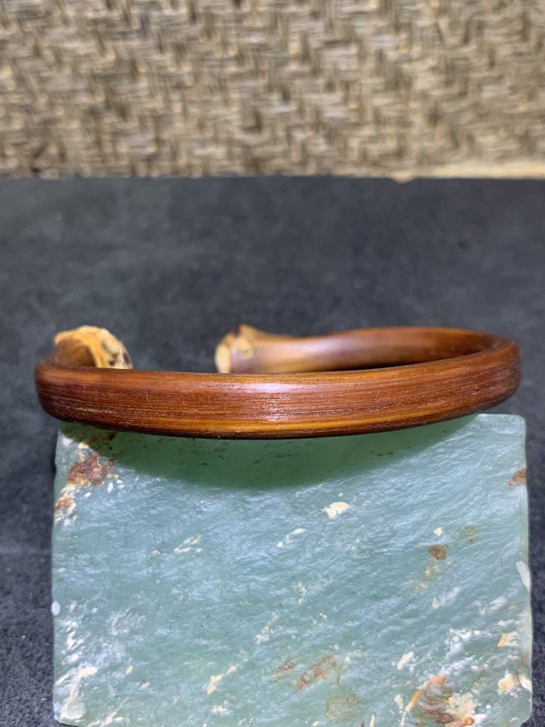 精品无节金刚藤手镯一条，