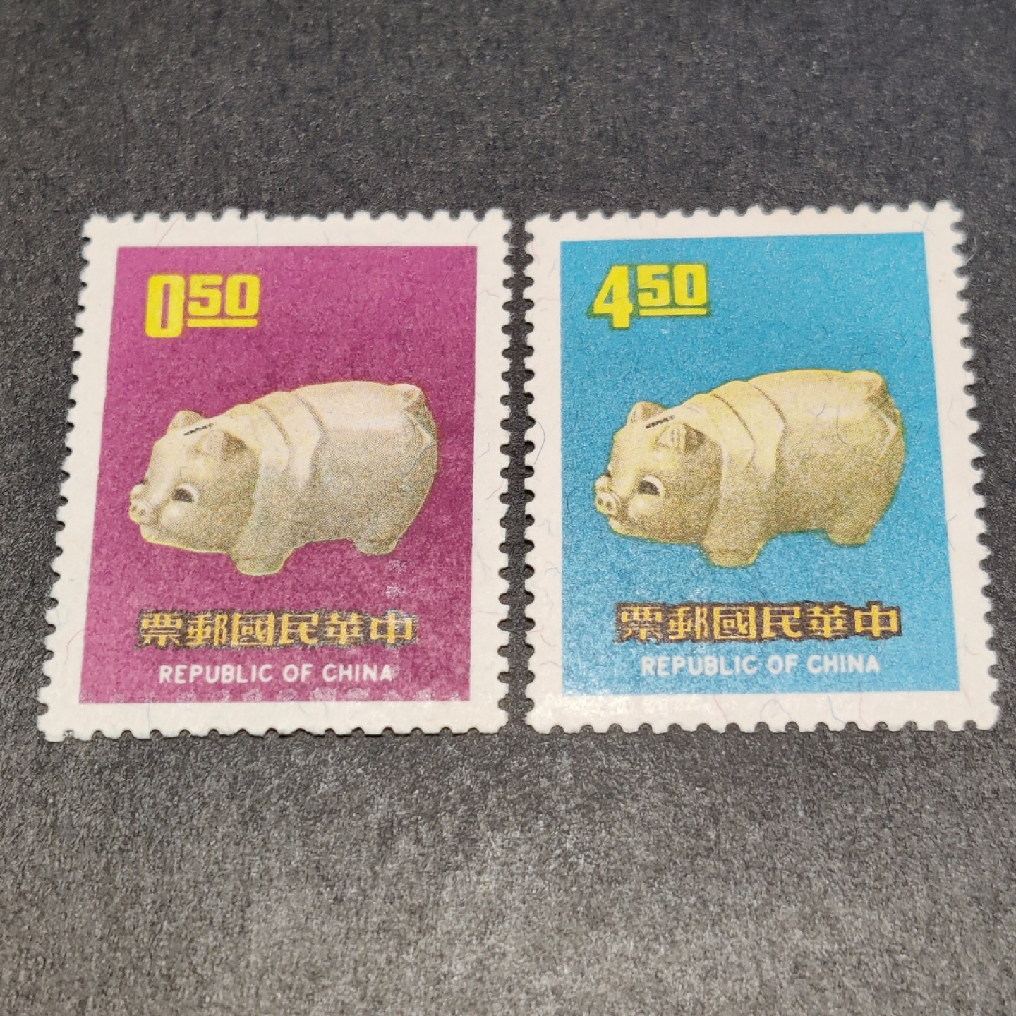 洪涛臻品批发群  精选邮票限时拍卖第一百零五期 生肖猪年 新票全套 面艳背白票挺 1处玻璃胶 原胶润亮 ！