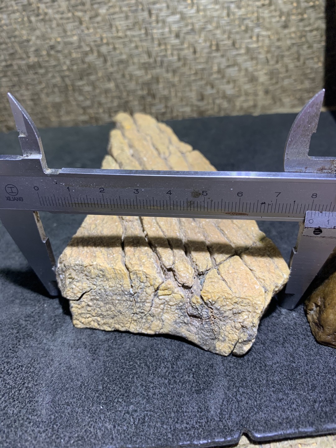 精美新疆龟裂纹泥石原石把件（镇纸，摆件） 一块