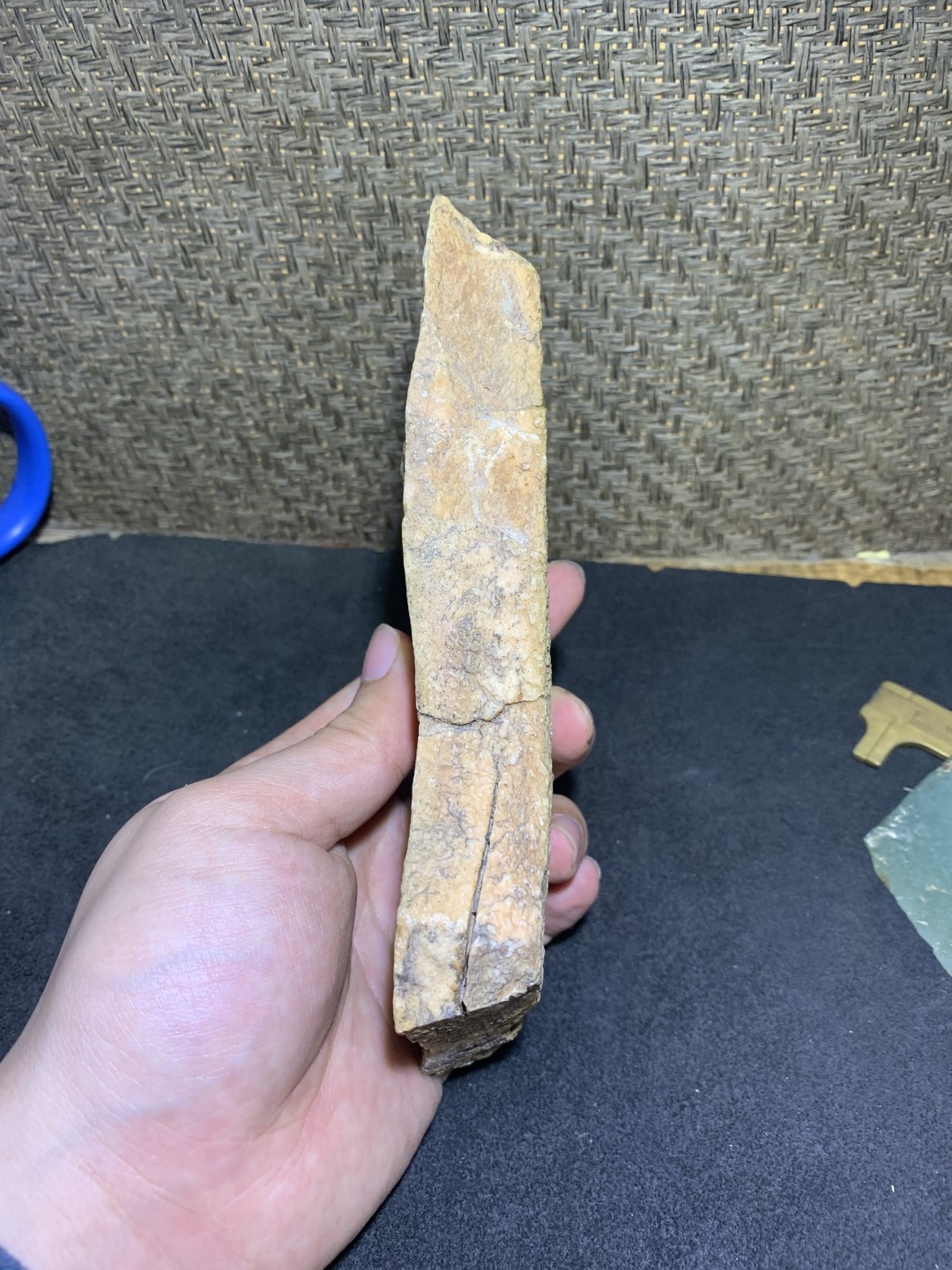 精美新疆龟裂纹泥石原石把件（镇纸，摆件） 一块