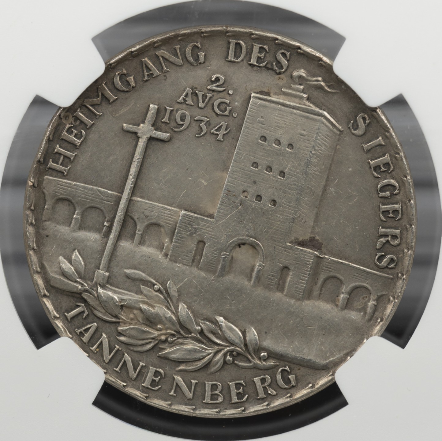 万国钱币拍卖第002期（全场免佣金） 1934年德国卡尔哥茨设计兴登堡下葬东线坦能堡纪念银章，坦能堡兴登堡陵园在1945年苏联红军攻入前被OT部队炸毁，总统棺椁也被运送回柏林，只剩下章牌可以缅怀。