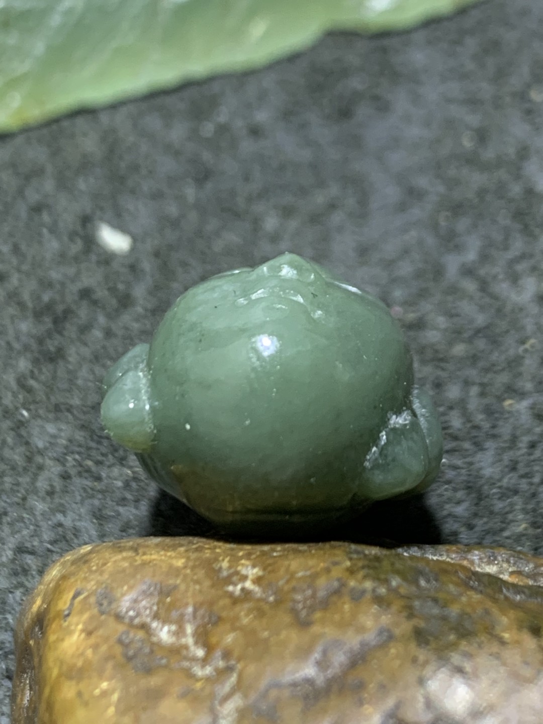 天然新疆和田青玉雕刻佛头吊坠一个