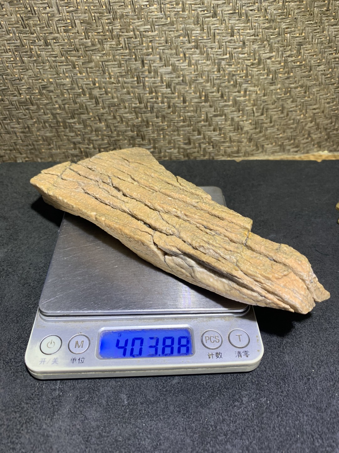 精美新疆龟裂纹泥石原石把件（镇纸，摆件） 一块