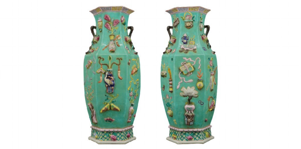 聚宝轩2022秋拍 晚清粉彩堆塑方口六边瓶一对