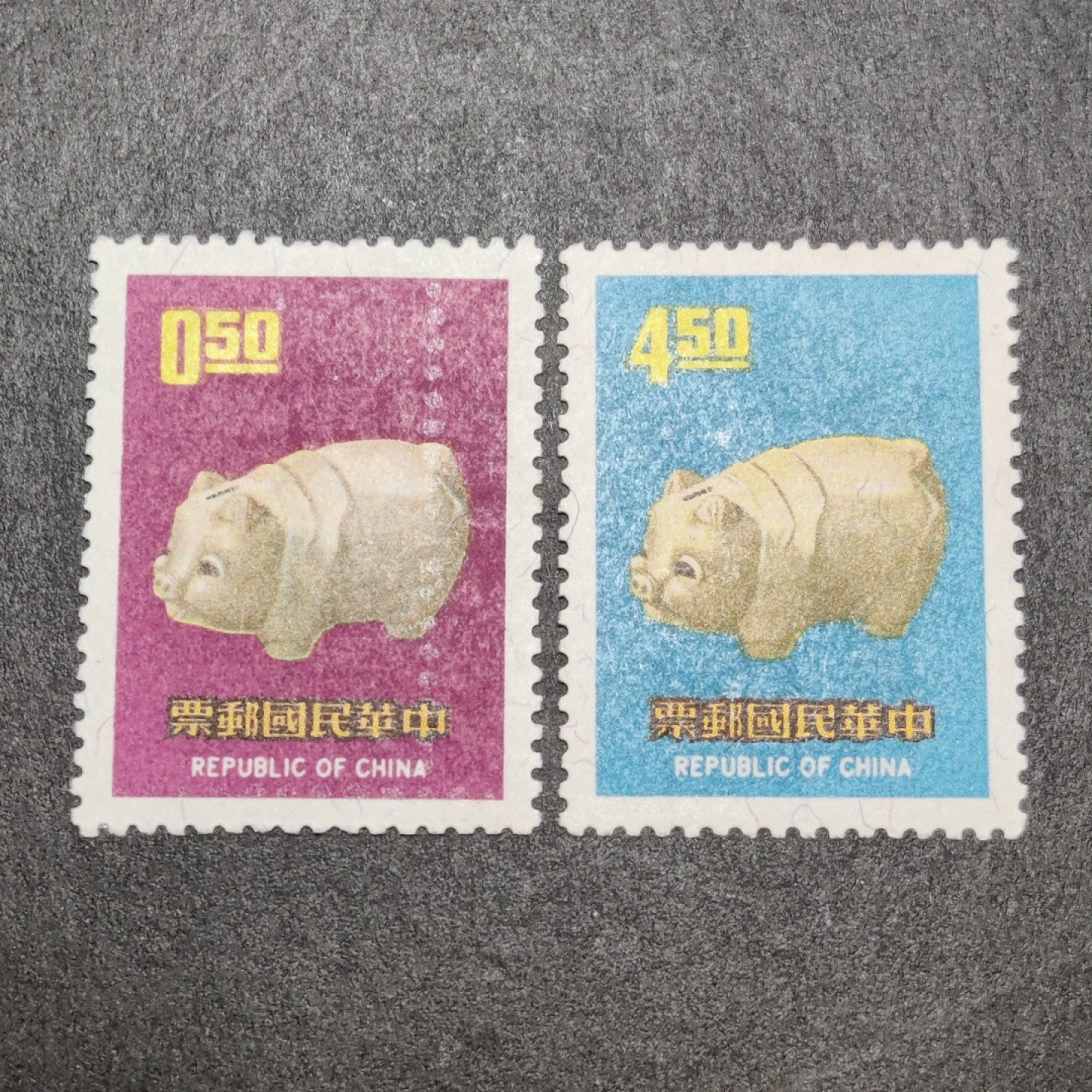 洪涛臻品批发群  精选邮票限时拍卖第一百零五期 生肖猪年 新票全套 面艳背白票挺 1处玻璃胶 原胶润亮 ！