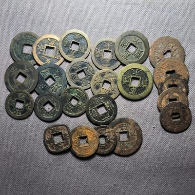 第三十五期 十二月第2拍好品散币 - 12.2.1好品自藏日本铜钱一组，铜钱字口算百里挑一，铁钱也属美品。下面有拍品介绍