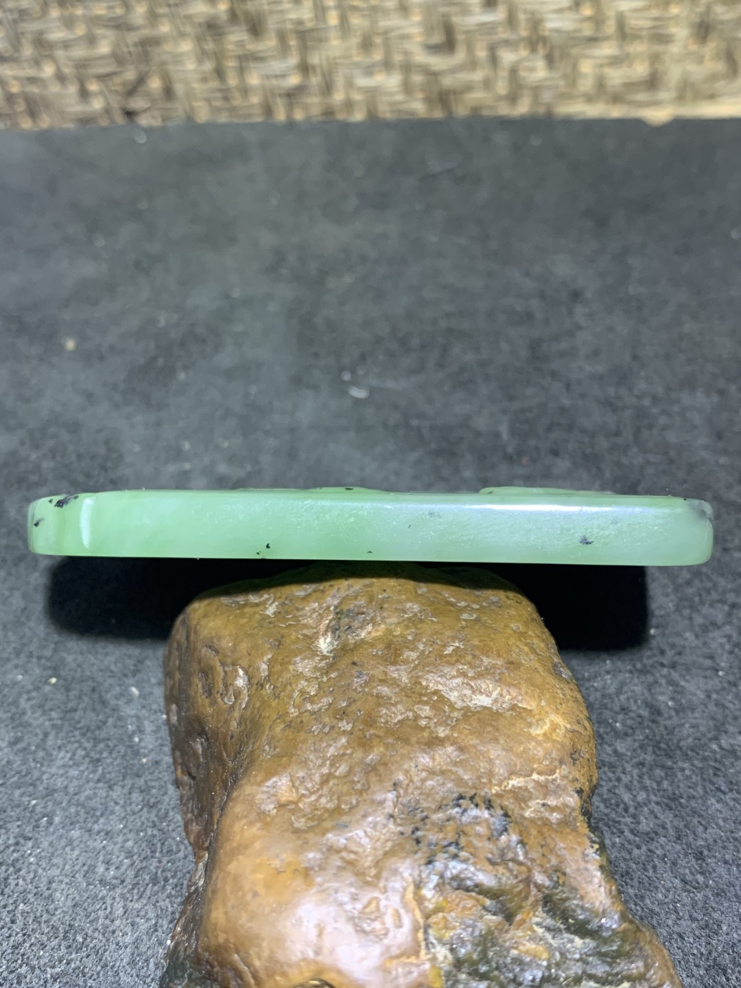 天然和田玉碧玉雕刻风景人物牌子一个，