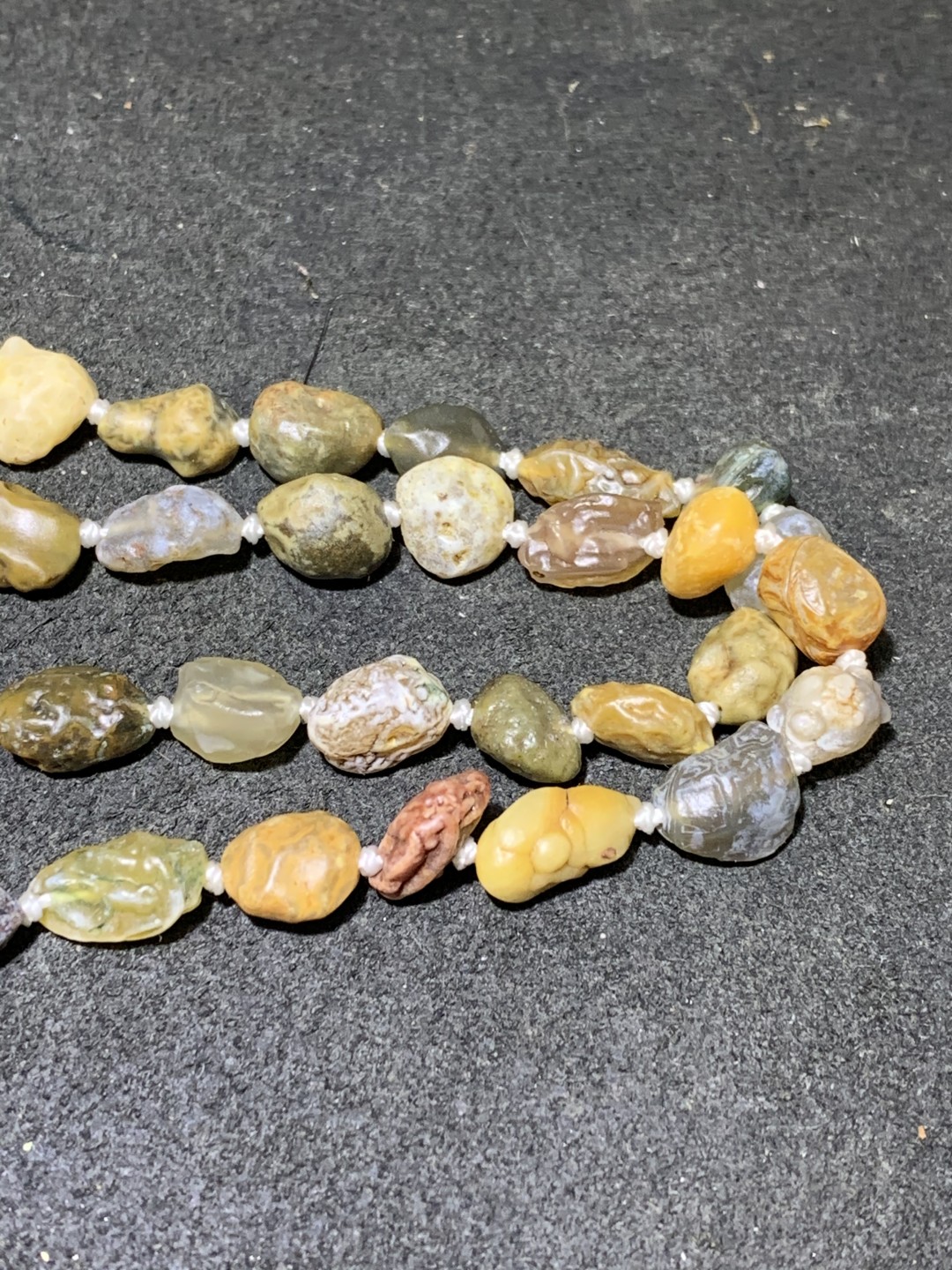 精美阿拉善戈壁筋脉玛瑙原石项链一条， 