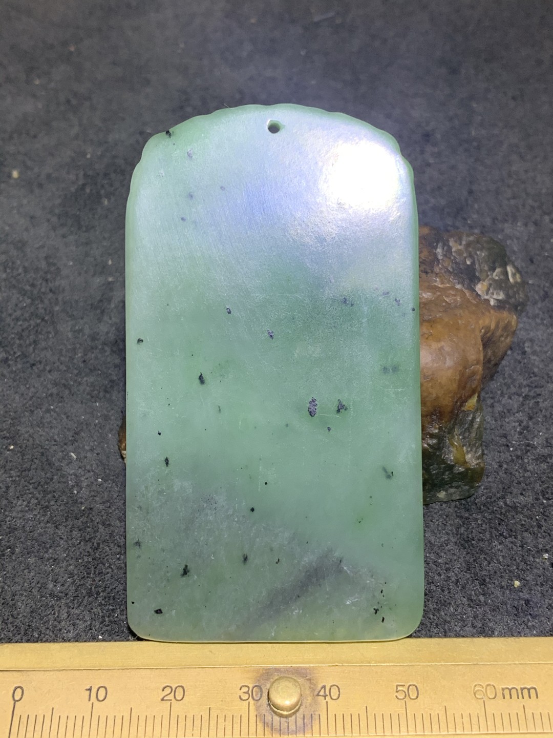 天然和田玉碧玉雕刻风景人物牌子一个，