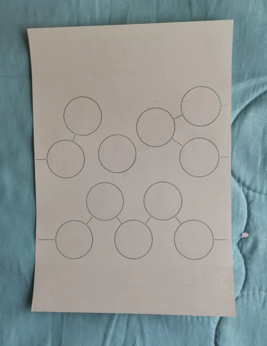 世家收藏第十八期“世界杯”号邮票钱币专场（自动截拍） 韩国2002日韩世界杯小版张1全新（内含10枚圆形邮票）小版张最下方边纸处有中国五星红旗（边纸金粉有指纹印痕）