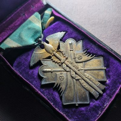 第三十五期 十二月第2拍好品散币 - 12.2.22日本勋七等金鵄章，银张，原盒，带金彩的漂亮。彩和章命图案相呼应