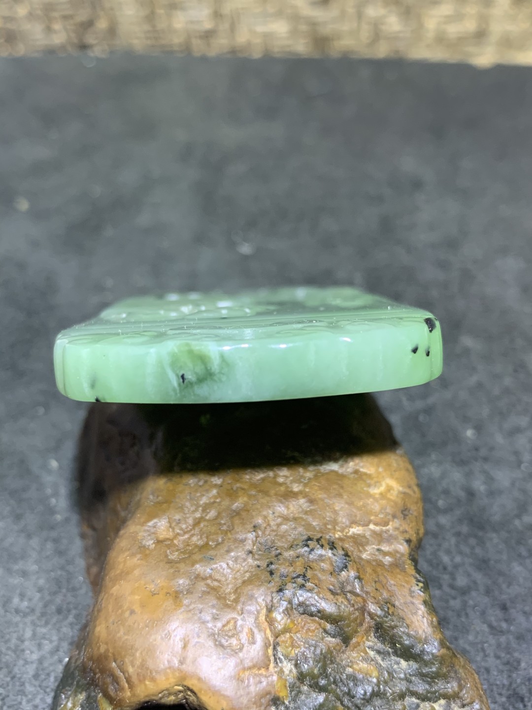 天然和田玉碧玉雕刻风景人物牌子一个，
