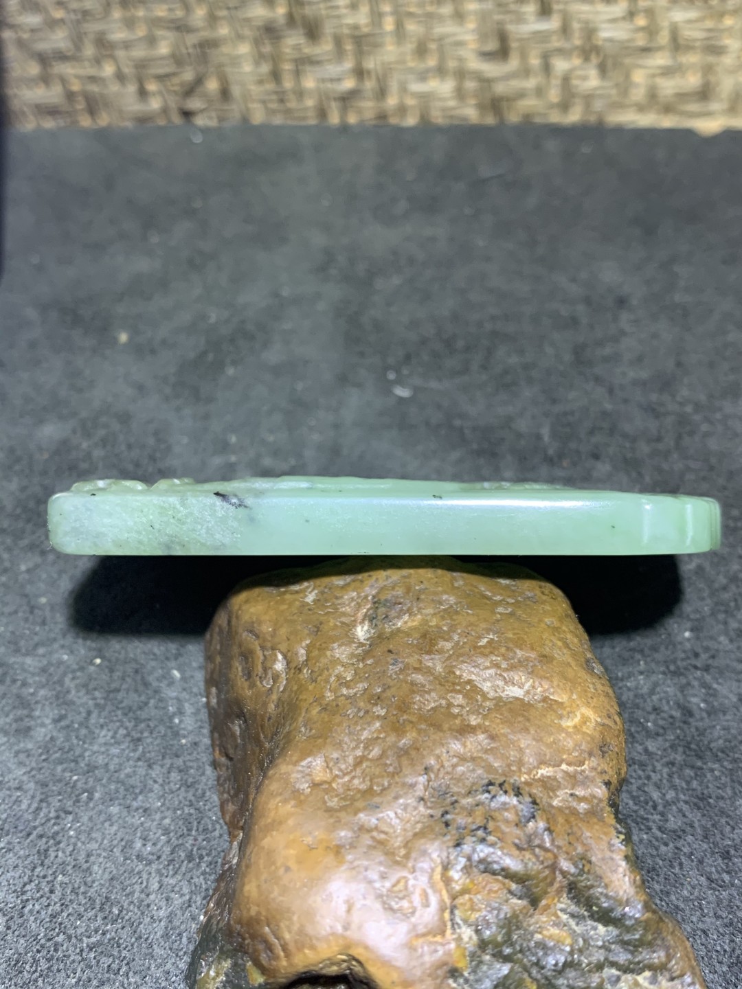 天然和田玉碧玉雕刻风景人物牌子一个，