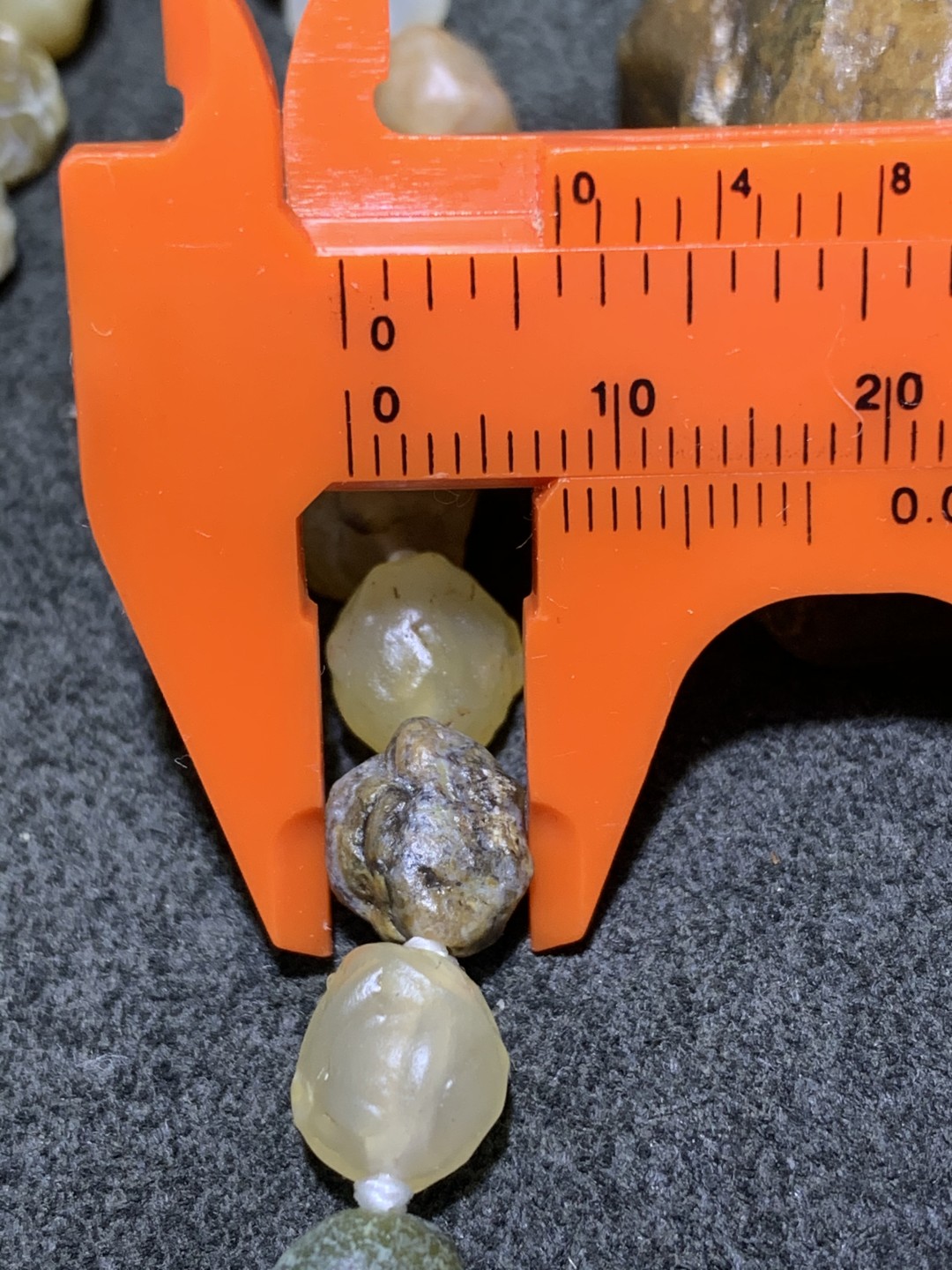 精美阿拉善戈壁筋脉玛瑙原石项链一条， 