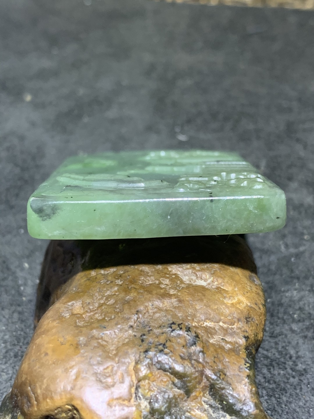 天然和田玉碧玉雕刻风景人物牌子一个，