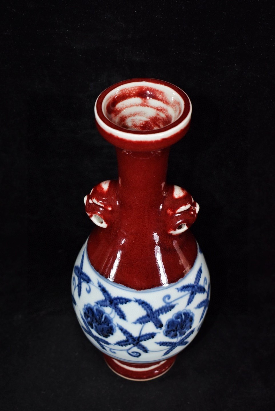 青花秋葵纹堆雕兽头瓶 