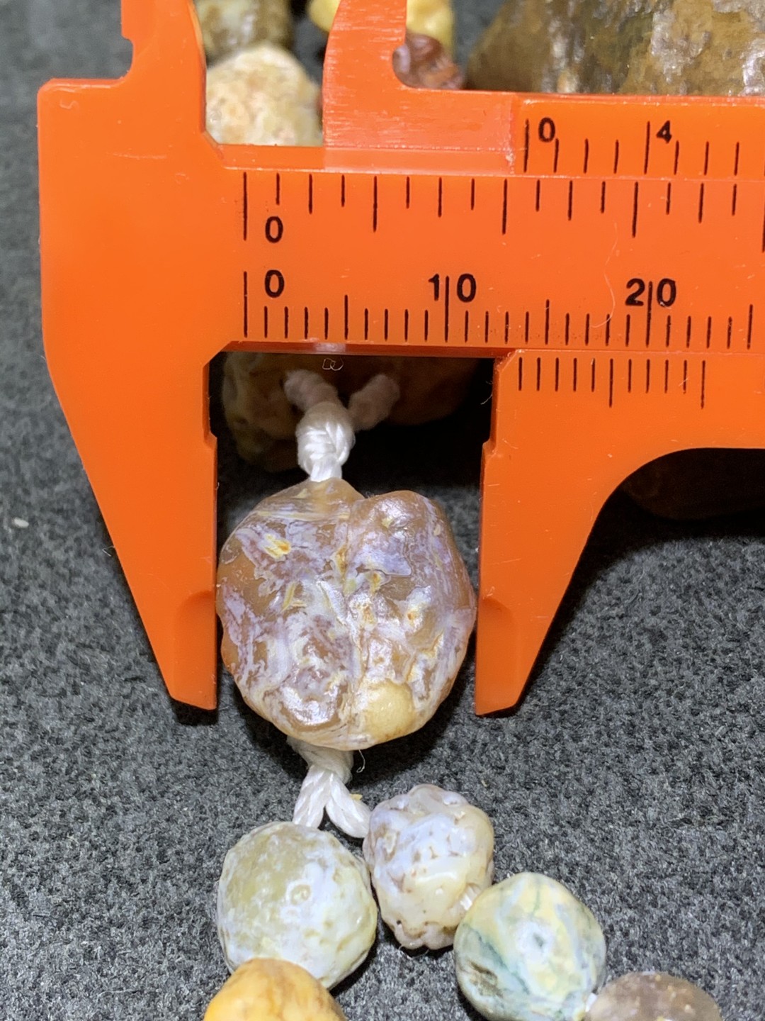 精美阿拉善戈壁筋脉玛瑙原石项链一条， 