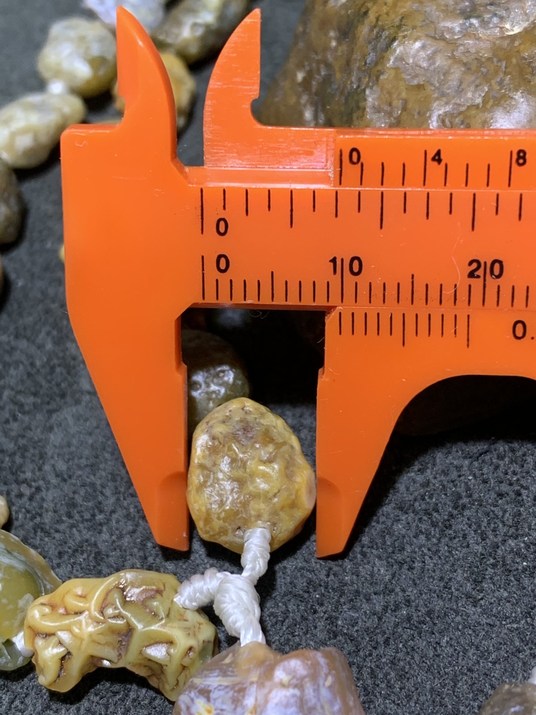精美阿拉善戈壁筋脉玛瑙原石项链一条， 