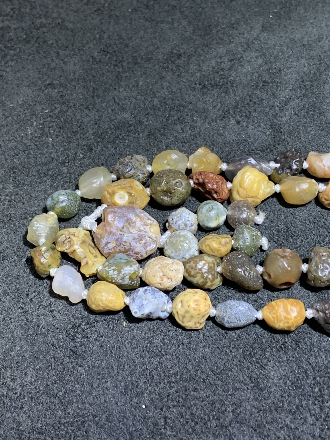 精美阿拉善戈壁筋脉玛瑙原石项链一条， 