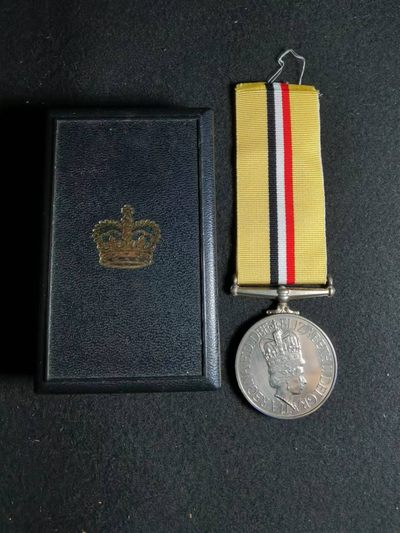 盛世勋华——号角文化勋章专场拍卖第68期 -  英国2003年伊拉克战争奖章 带稀少塑料盒 常见都是纸盒 带边铭 授予皇家机电工兵