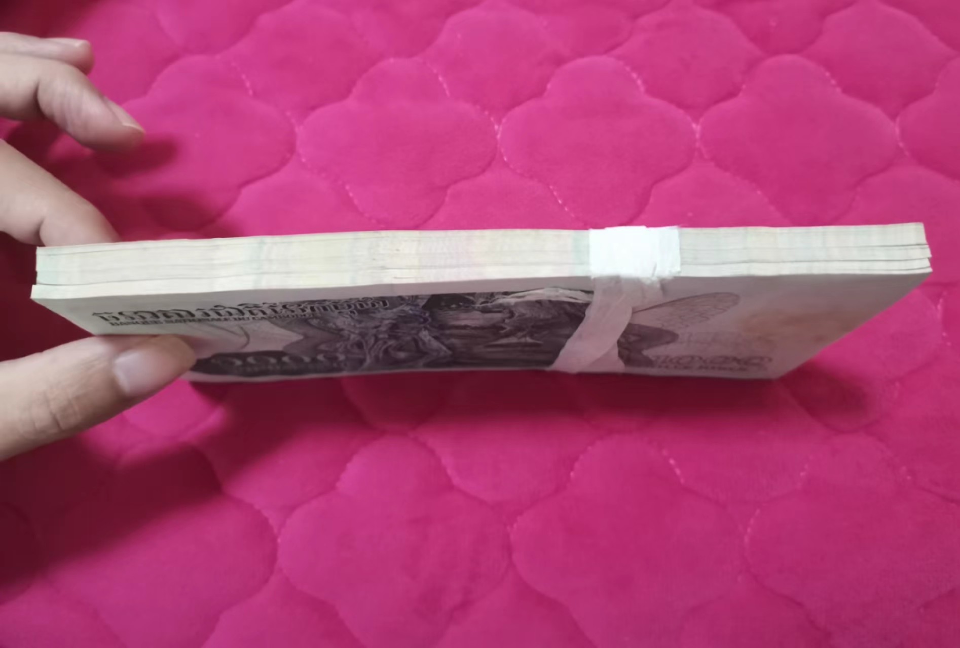 世家收藏第十八期“世界杯”号邮票钱币专场（自动截拍） 柬埔寨1973年版1000瑞尔大票幅纸钞100张连号（未流通使用过，但票面有黄斑）大佛