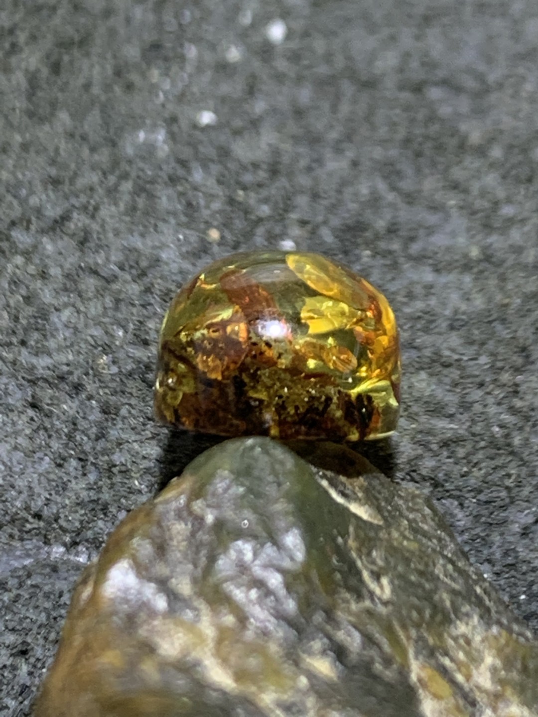 精美乌克兰花珀戒面一个，