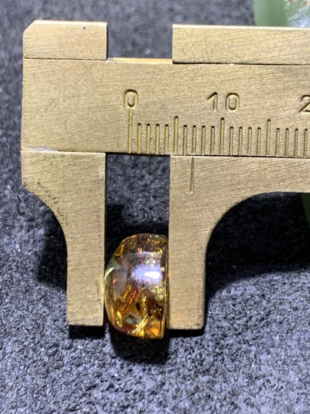 精美乌克兰花珀戒面一个，