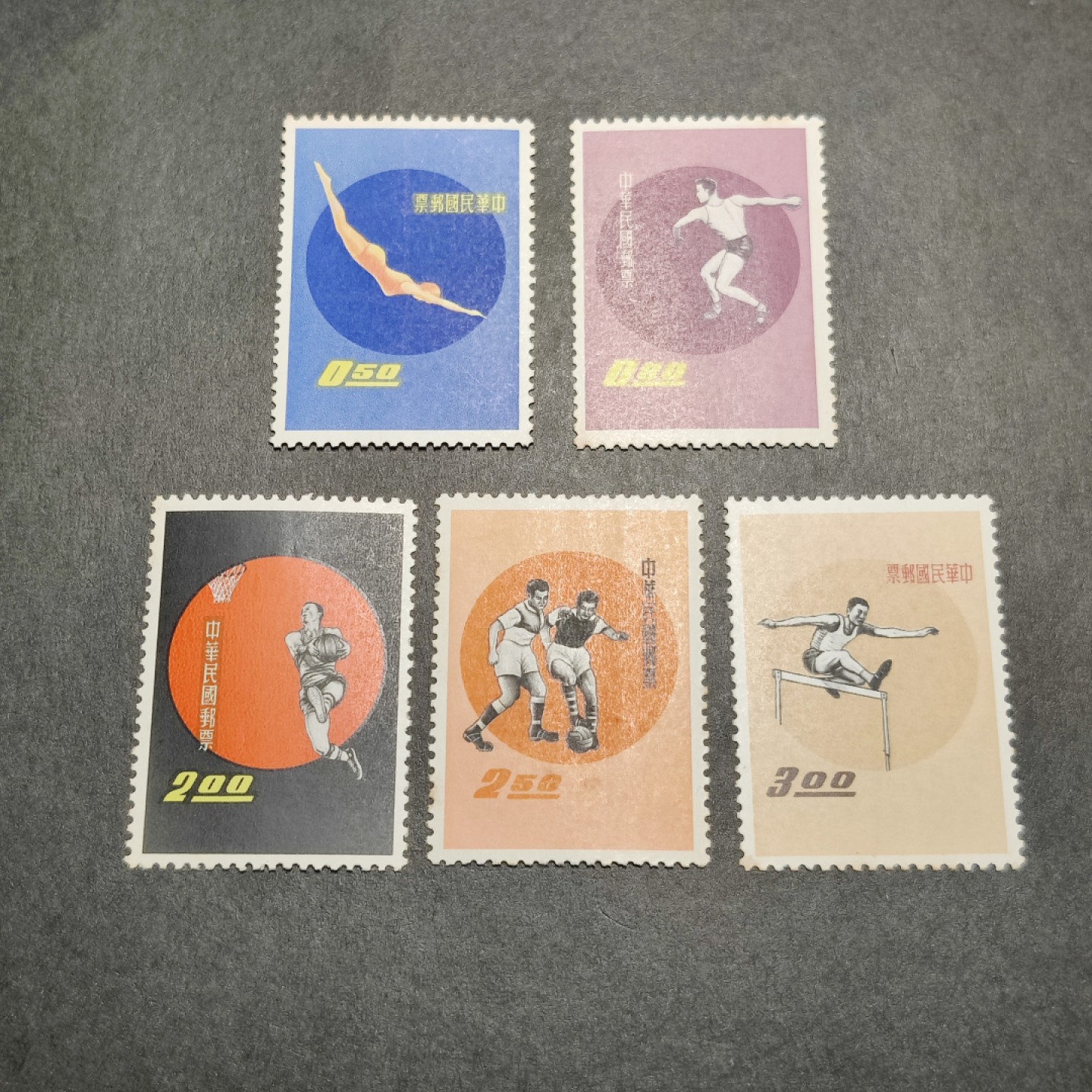 洪涛臻品批发群  精选邮票限时拍卖第一百零二期 经典贵票 1960年 体育(一) 5枚 2元有压痕 面艳原胶微黄无贴！